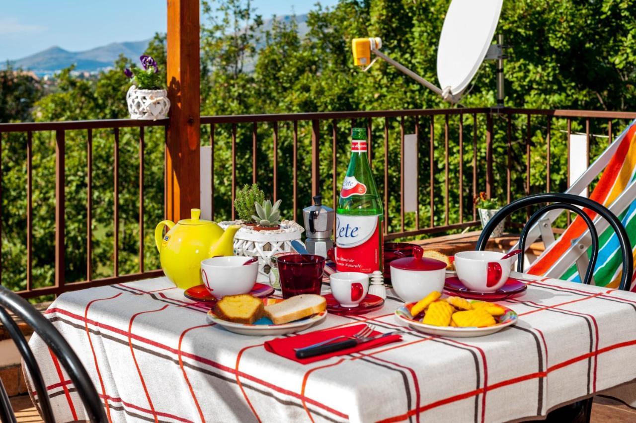 Livingapple Apartment Scauri  Bagian luar foto